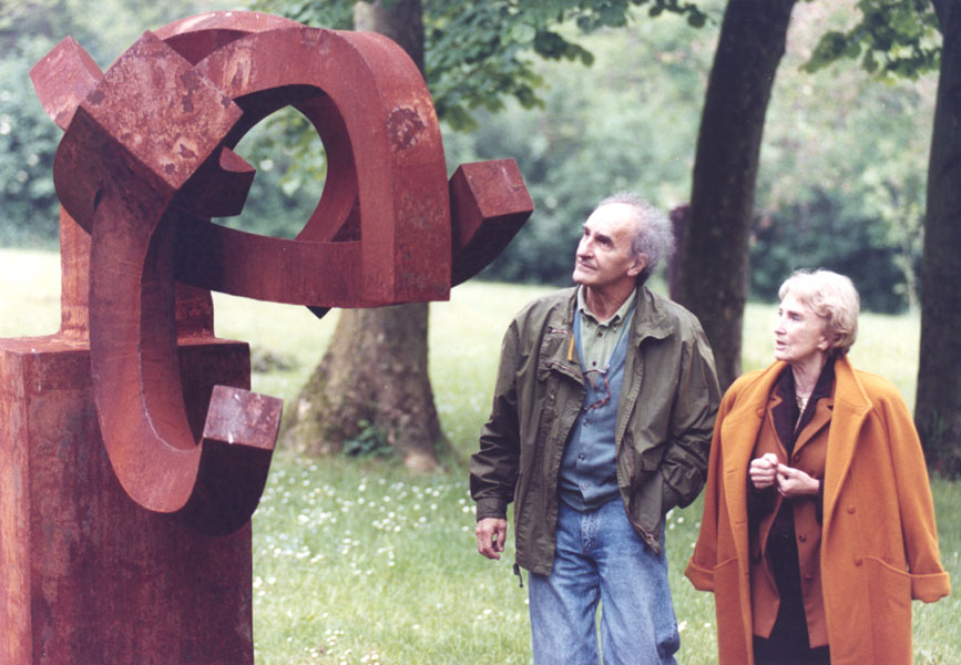 Eduardo-Chillida-y-Pilar-Belzunce-en-Chillida-Leku.-Foto-Archivo-Eduardo-Chillda-220
